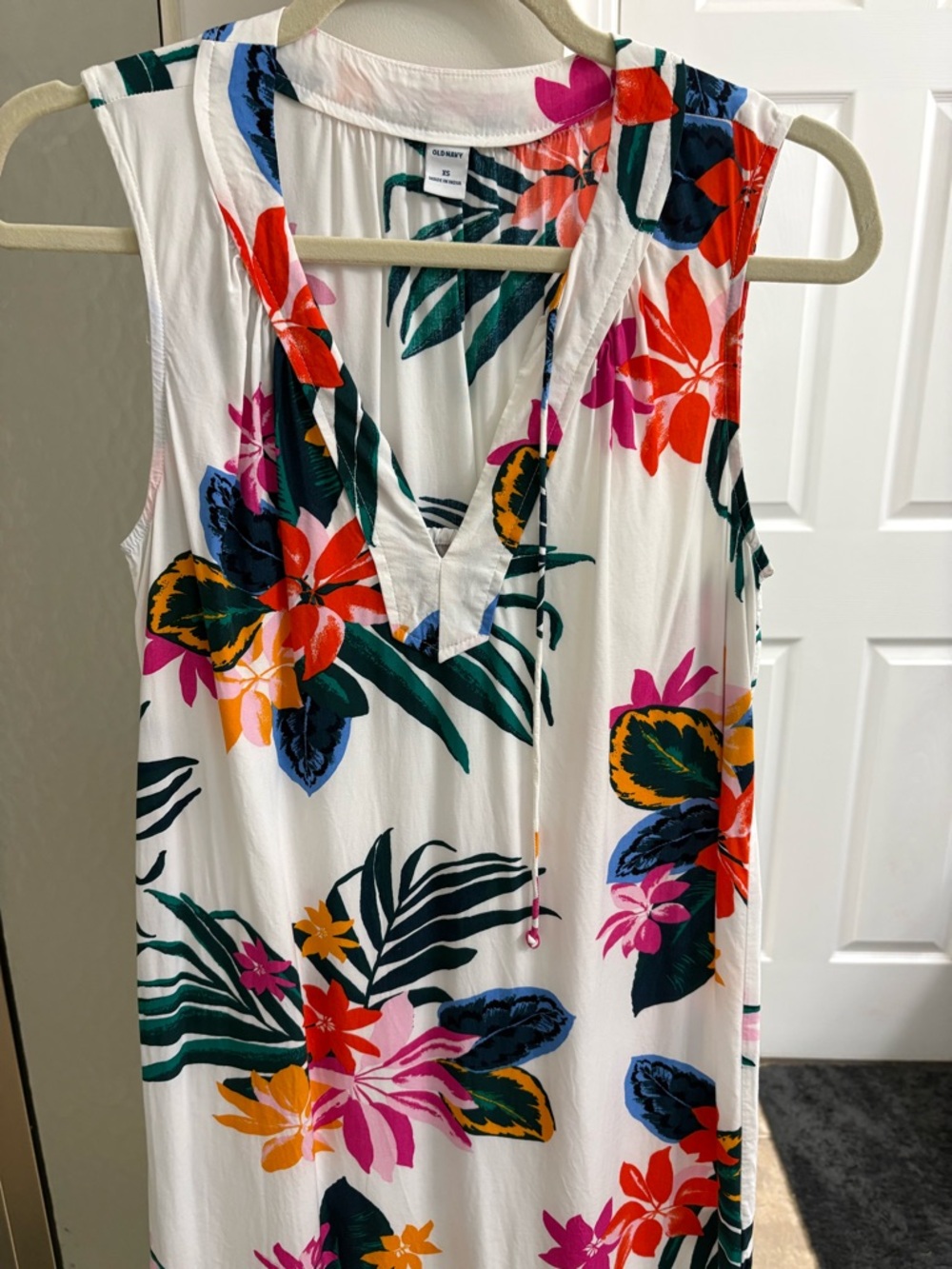 Old Navy White Floral V-Neck Sleeveless Camisole